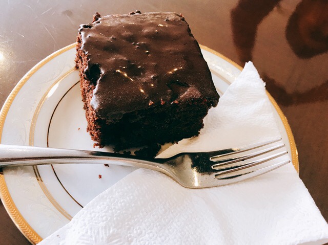 ヌワラエリヤの紅茶工場　試飲　チョコレートケーキ