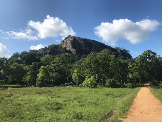 Sri Lanka Jasmine Tours & Drivers  スリランカジャスミンツアーズ撮影
ヤーパフワの岩山を望む