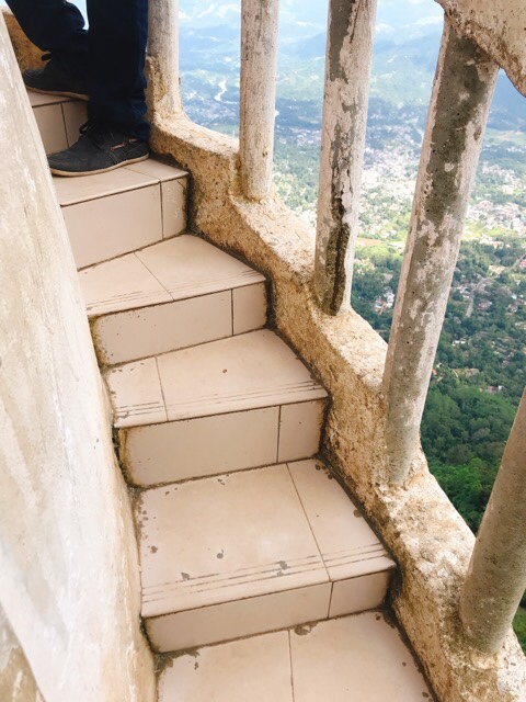 Sri Lanka Jasmine Tours ＆ Driver スリランカジャスミンツアーズ撮影。
アンブルワワタワーに登る
階段が狭い