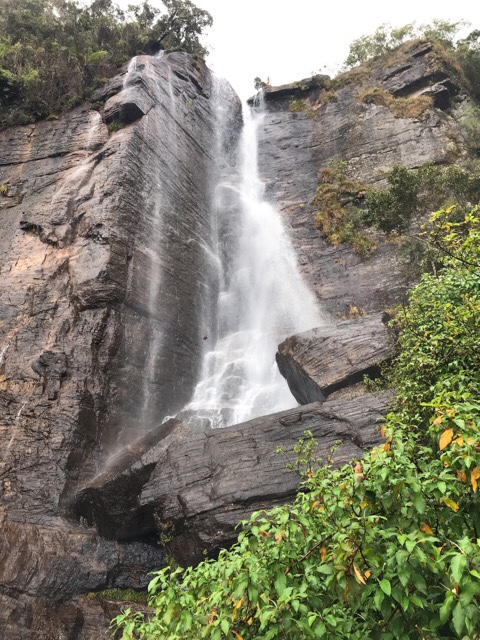 Sri Lanka Jasmine Tours & Drivers
スリランカジャスミンツアーズ撮影。ヌワラエリヤの滝、Lover's Leap Waterfall　ラヴァーズ・リープ・ウォーターフォール