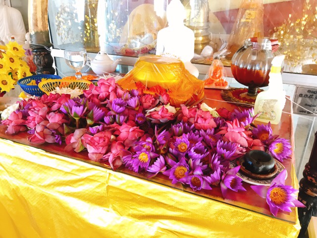 Sri Lanka Jasmine Tours ＆ Drivers スリランカジャスミンツアーズ撮影。
マータラの寺院の祭壇