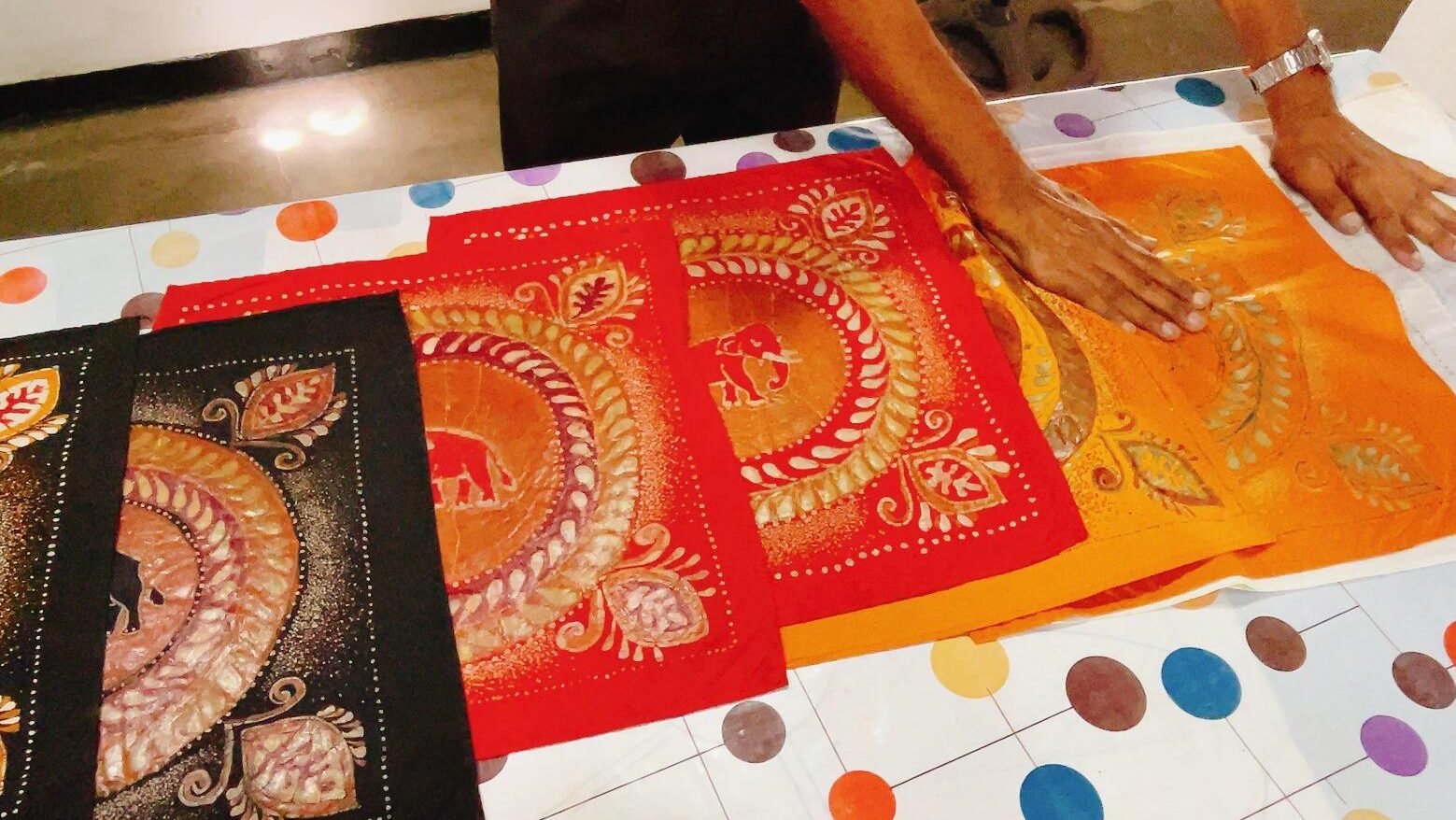 スリランカのバティック①]伝統的な染物の制作工程とは？ - ジャスミン